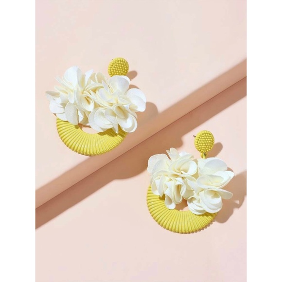 ✨3 for $32✨
Floral hoop yellow white earrings - Picture 2 of 2